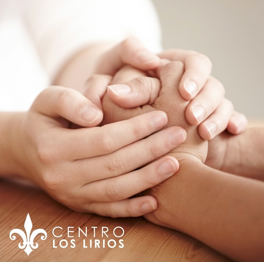 Manos entrelazadas en señal de apoyo — enfoque familiar de Centro Los Lirios